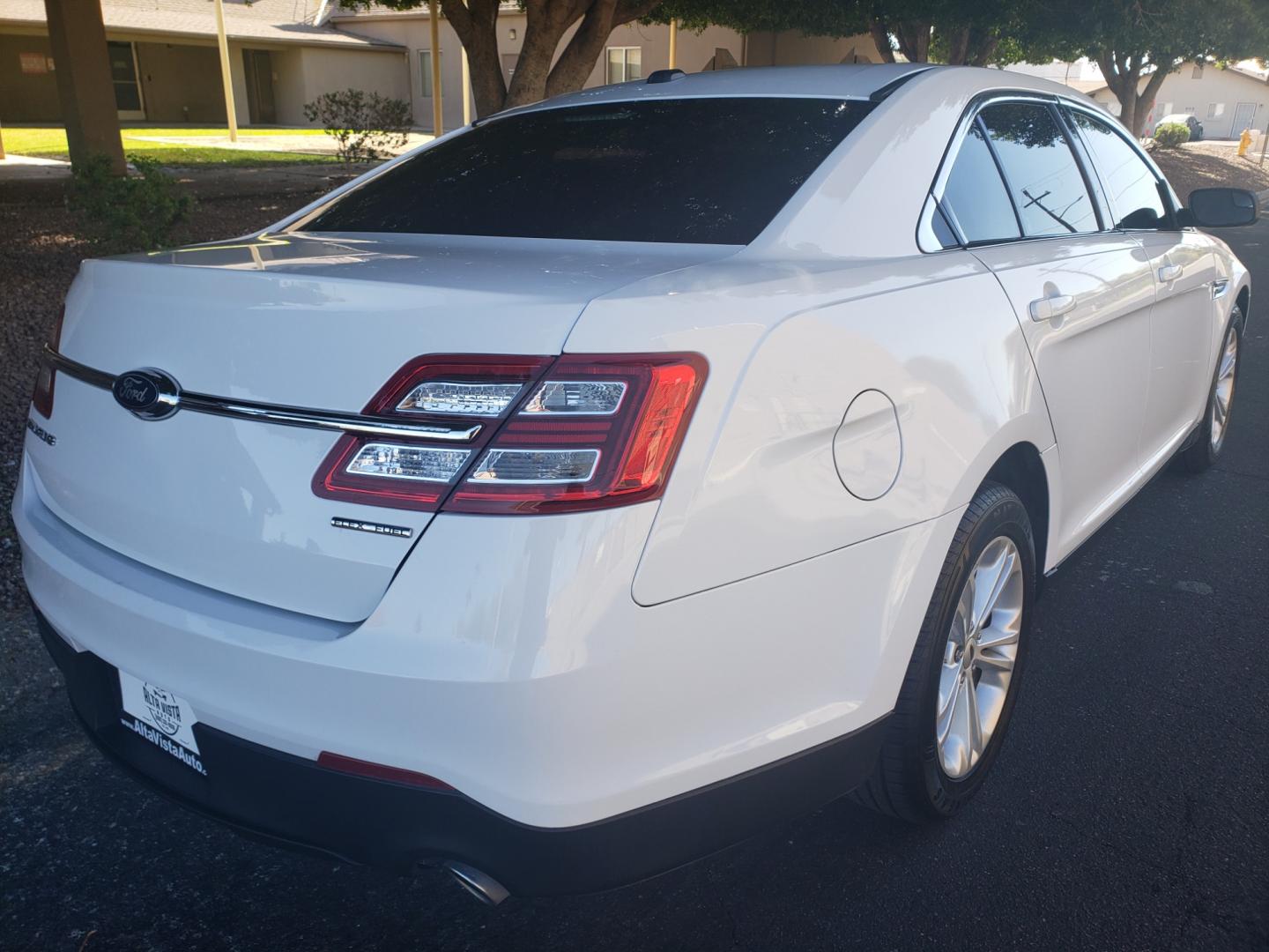 2018 WHITE /Tan and black Ford Taurus SE FWD (1FAHP2D83JG) with an 3.5L V6 DOHC 24V engine, 6A transmission, located at 323 E Dunlap Ave., Phoenix, AZ, 85020, (602) 331-9000, 33.567677, -112.069000 - Photo#3